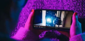 La inteligencia artificial en el Edge y las tecnologías de visualización como MiraVision de MediaTek son ejemplos de cómo la tecnología puede proteger, cuidar y mejorar el bienestar de los usuarios, transformándose en una aliada para un futuro más seguro y saludable.