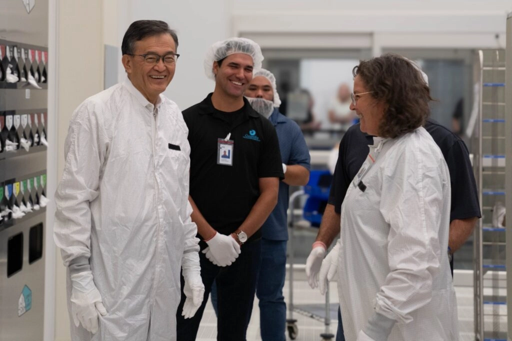 Intel lanzó Panther Lake, el primer procesador construido en 18A que impulsa la nueva era de la IA en PC Lip-Bu Tan visita una sala dentro de Fab 52 en Chandler, Arizona.
