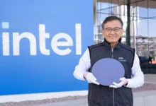 El CEO de Intel, Lip-Bu Tan, sostiene una oblea de placas de CPU para la serie Intel Core Ultra 3