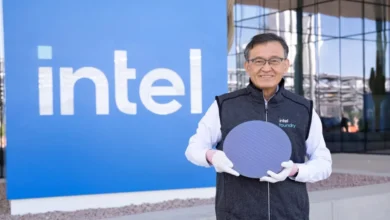 El CEO de Intel, Lip-Bu Tan, sostiene una oblea de placas de CPU para la serie Intel Core Ultra 3