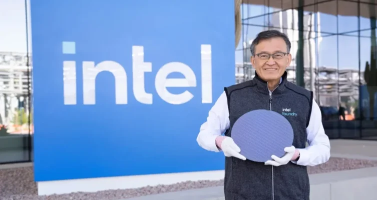 El CEO de Intel, Lip-Bu Tan, sostiene una oblea de placas de CPU para la serie Intel Core Ultra 3