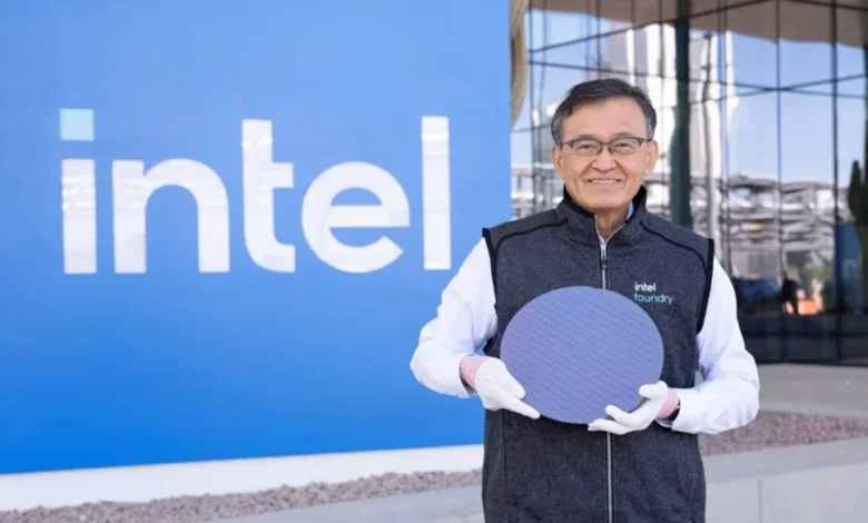Intel lanzó Panther Lake, el primer procesador construido en 18A que impulsa la nueva era de la IA en PC El CEO de Intel, Lip-Bu Tan, sostiene una oblea de placas de CPU para la serie Intel Core Ultra 3