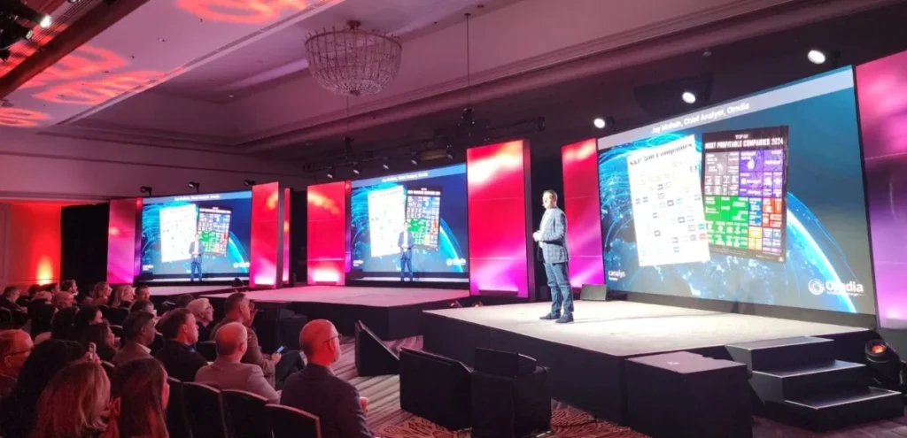 Jay McBain, Chief Analyst de Omdia, durante el Canalys Forum Americas 2025