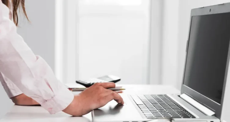 A pocos días del fin de soporte de Windows 10, más de la mitad de los usuarios y empresas aún no migraron a versiones más recientes, según datos de Kaspersky.