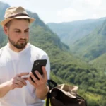 Un usuario sostiene un teléfono 4G LTE que puede conectarse automáticamente a la red satelital cuando pierde señal tradicional.