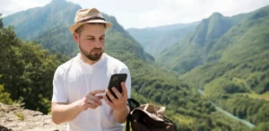 Un usuario sostiene un teléfono 4G LTE que puede conectarse automáticamente a la red satelital cuando pierde señal tradicional.