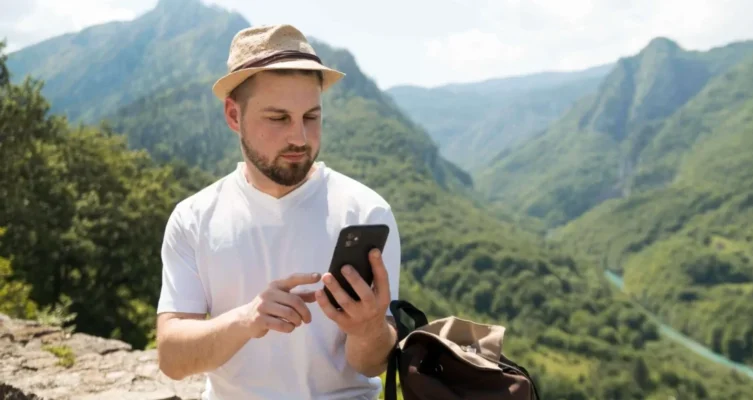 Un usuario sostiene un teléfono 4G LTE que puede conectarse automáticamente a la red satelital cuando pierde señal tradicional.