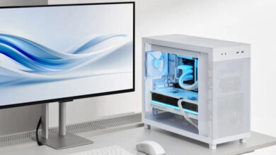 El diseño del AP303 se centra en el uso eficiente del espacio, incorporando un soporte reforzado para tarjetas gráficas, compatible con modelos NVIDIA® GeForce RTX™ Serie 50 de entre 310 y 360 mm, incluyendo soluciones voluminosas como la ROG Astral GeForce RTX 5090.