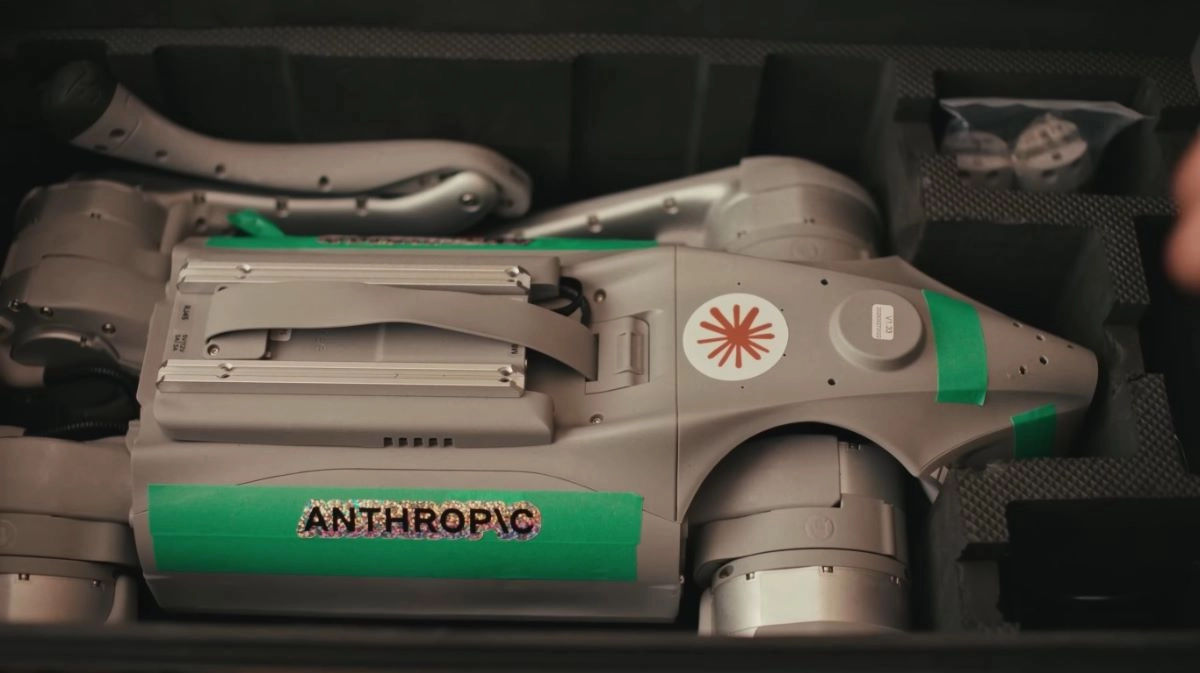 El perro robot Unitree Go2 durante las pruebas de Project Fetch, donde Claude ayudó a los participantes a generar y depurar instrucciones de control.