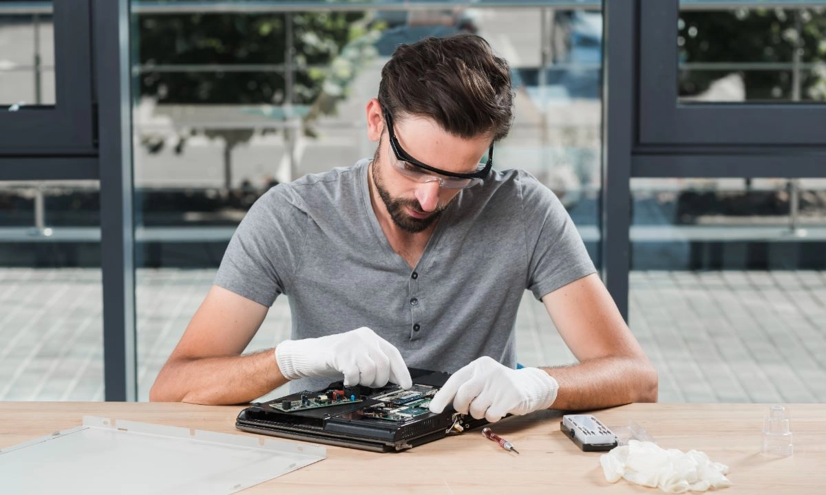 El polvo es el mayor enemigo del hardware obstruye la ventilación y acorta la vida útil de los componentes.