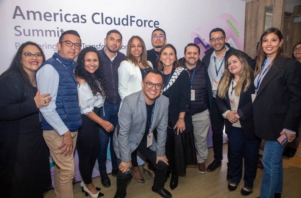 Integrantes de Licencias OnLine celebran la obtención del Pitch Perfect Challenge in Action FY25, un galardón que premia su excelencia en presentaciones comerciales y crecimiento de negocio.