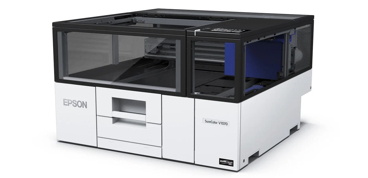 La Epson SureColor V1070 permite imprimir directamente sobre materiales rígidos y objetos de hasta 70 mm de altura, ofreciendo acabados profesionales en un formato compacto.