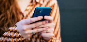 iOS 26.4 incorpora mejoras en seguridad, nuevas funciones en Apple Music y ajustes de accesibilidad, aunque sin la esperada renovación de Siri con inteligencia artificial.