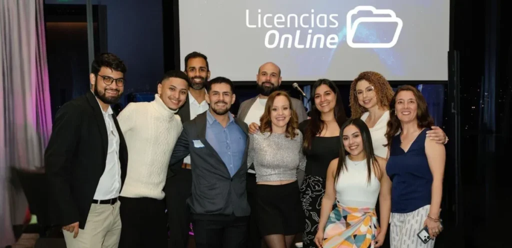 Carolina Savelli, Country Sales Manager para Centroamérica & Caribe, junto al equipo de Licencias OnLine de Costa Rica.