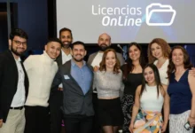 Carolina Savelli, Country Sales Manager para Centroamérica & Caribe, junto al equipo de Licencias OnLine de Costa Rica.