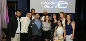 Carolina Savelli, Country Sales Manager para Centroamérica & Caribe, junto al equipo de Licencias OnLine de Costa Rica.