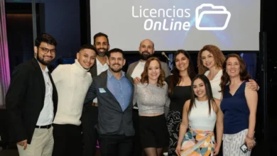 Carolina Savelli, Country Sales Manager para Centroamérica & Caribe, junto al equipo de Licencias OnLine de Costa Rica.