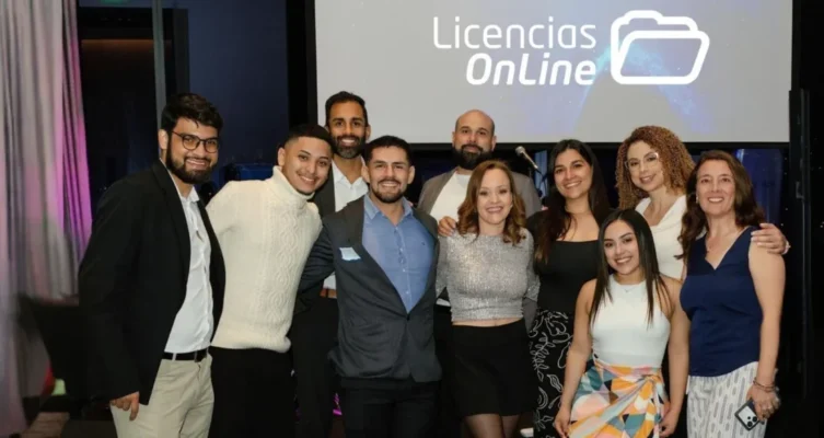 Carolina Savelli, Country Sales Manager para Centroamérica & Caribe, junto al equipo de Licencias OnLine de Costa Rica.