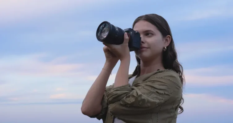 Con funciones de IA, 30 fps y grabación 4K oversampled, la nueva Alpha 7V apunta a redefinir la experiencia de fotografía y video.