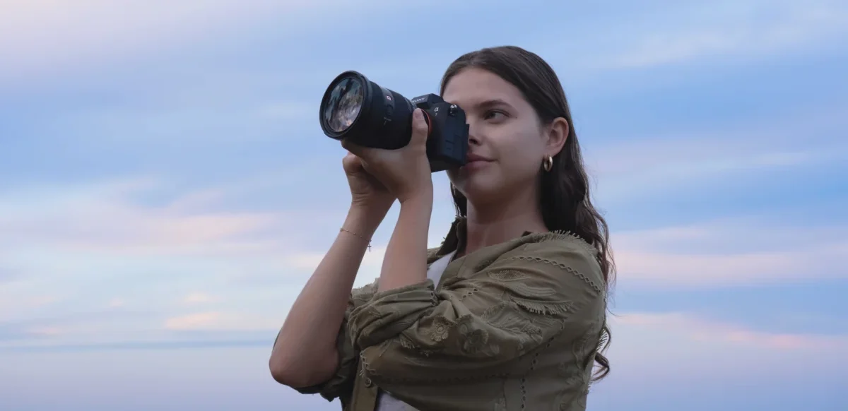 Con funciones de IA, 30 fps y grabación 4K oversampled, la nueva Alpha 7V apunta a redefinir la experiencia de fotografía y video.