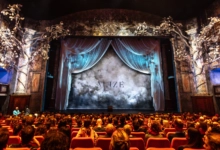 Epson ilumina el universo mágico de ALIZÉ con proyecciones que fusionan arte, movimiento y narrativa. Créditos: Anne-Marie Forker.