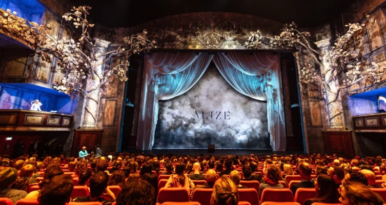 Epson ilumina el universo mágico de ALIZÉ con proyecciones que fusionan arte, movimiento y narrativa. Créditos: Anne-Marie Forker.