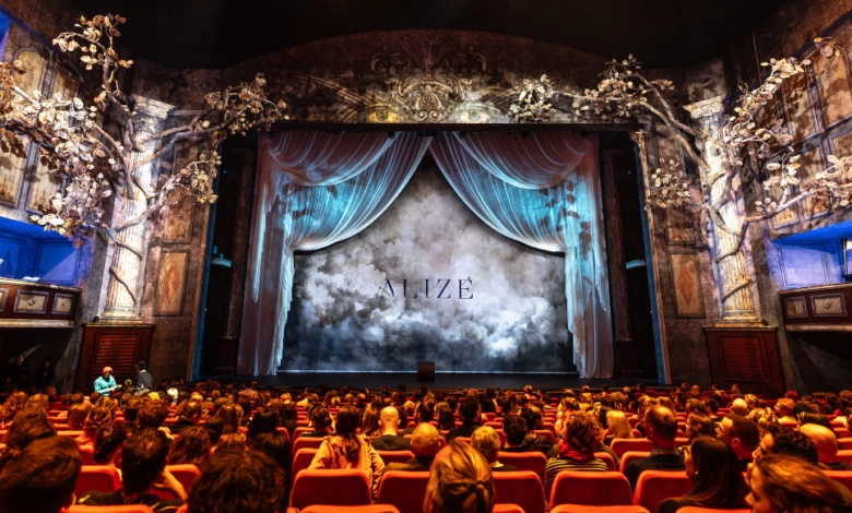 Epson ilumina el universo mágico de ALIZÉ con proyecciones que fusionan arte, movimiento y narrativa. Créditos: Anne-Marie Forker.