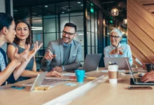 La inteligencia artificial, el trabajo híbrido y un marco regulatorio más exigente obligan a las áreas de Recursos Humanos a redefinir sus estrategias de gestión, planificación y retención del talento de cara a 2026.