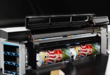 HP impulsa la impresión de gran formato con la nueva HP Latex FS70 W y un ecosistema productivo y escalable La HP Latex FS70 W, sucesora de la serie HP Latex 3X00, es la impresora HP Latex más productiva hasta la fecha.