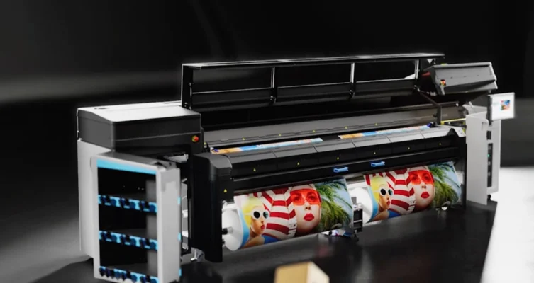 La HP Latex FS70 W, sucesora de la serie HP Latex 3X00, es la impresora HP Latex más productiva hasta la fecha.