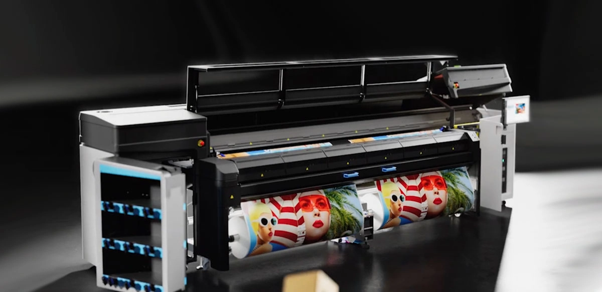 La HP Latex FS70 W, sucesora de la serie HP Latex 3X00, es la impresora HP Latex más productiva hasta la fecha.