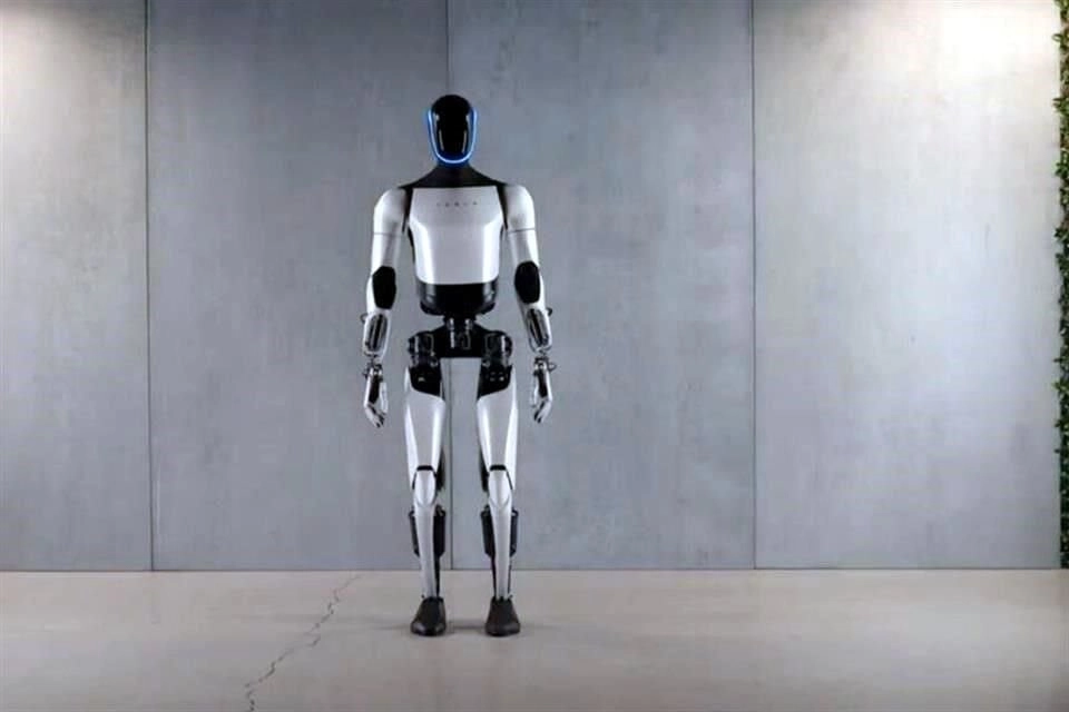 Elon Musk presentó a Optimus ejecutando tareas cotidianas con una destreza que se acerca a la de una persona.