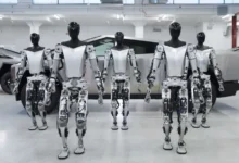 Optimus, el humanoide de Tesla, manipula objetos con precisión gracias a sus manos de movimiento casi humano.