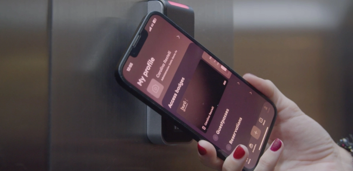 Acceso corporativo digital con credenciales móviles en Wallet.