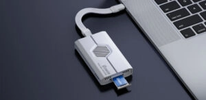 El Mini SSD CL100 cuenta con certificación IP68, resistencia al polvo y al agua, y puede soportar caídas de hasta 3 metros, lo que lo convierte en una solución robusta para entornos exigentes.