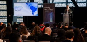 Samsung muestra en CES 2026 cómo la inteligencia artificial integrada en TVs, barras de sonido y el ecosistema SmartThings transforma el hogar en un estadio conectado, potenciando la experiencia del fútbol en América Latina.