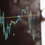 La estafa “Truman Show Scam” utiliza inteligencia artificial para crear un ecosistema de inversión falso, con comunidades, expertos y aplicaciones que no existen.