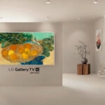 Desarrollado junto a curadores de museos, el Modo Galería optimiza el color y el brillo para reproducir con precisión la textura visual de las obras originales. La pantalla especializada reduce reflejos y deslumbramientos, mientras que el ajuste automático según la luz ambiental garantiza una visualización clara y realista durante todo el día.