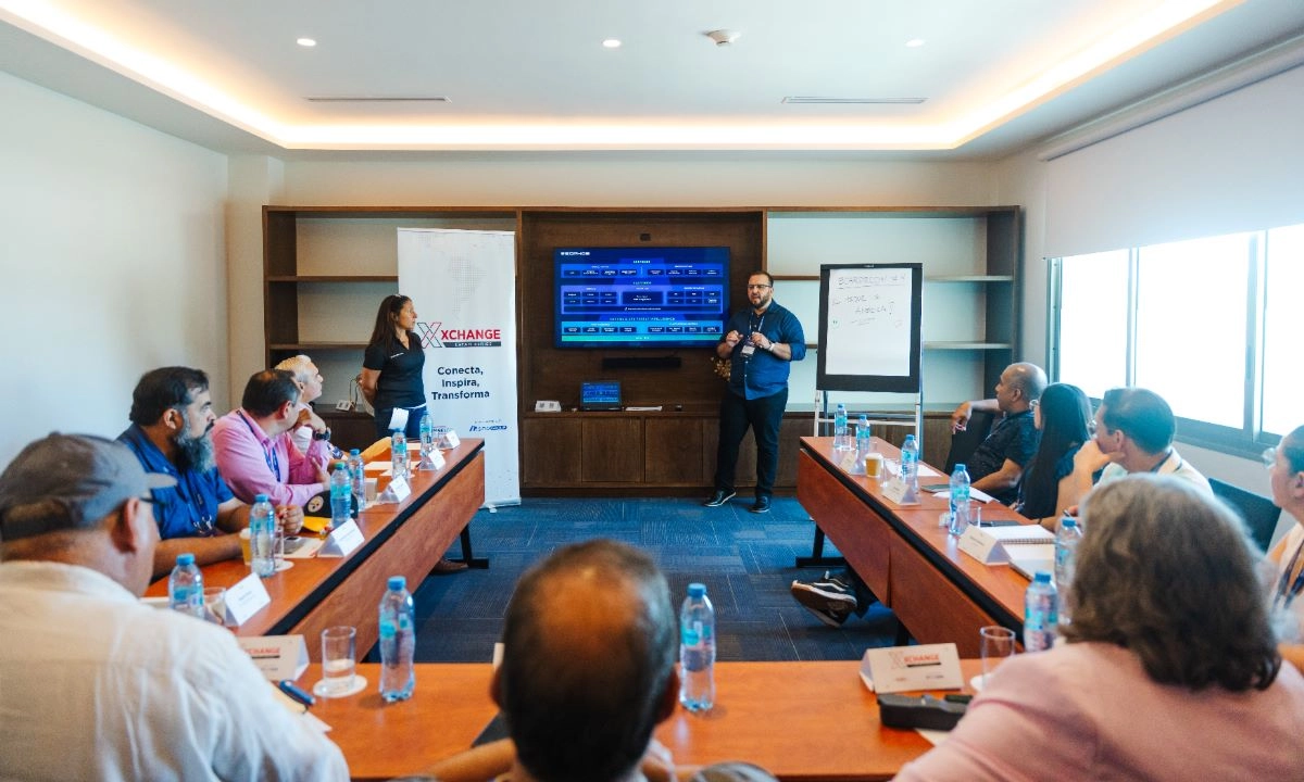 La participación es limitada y curada, lo que asegura conversaciones relevantes entre pares con poder real de decisión.