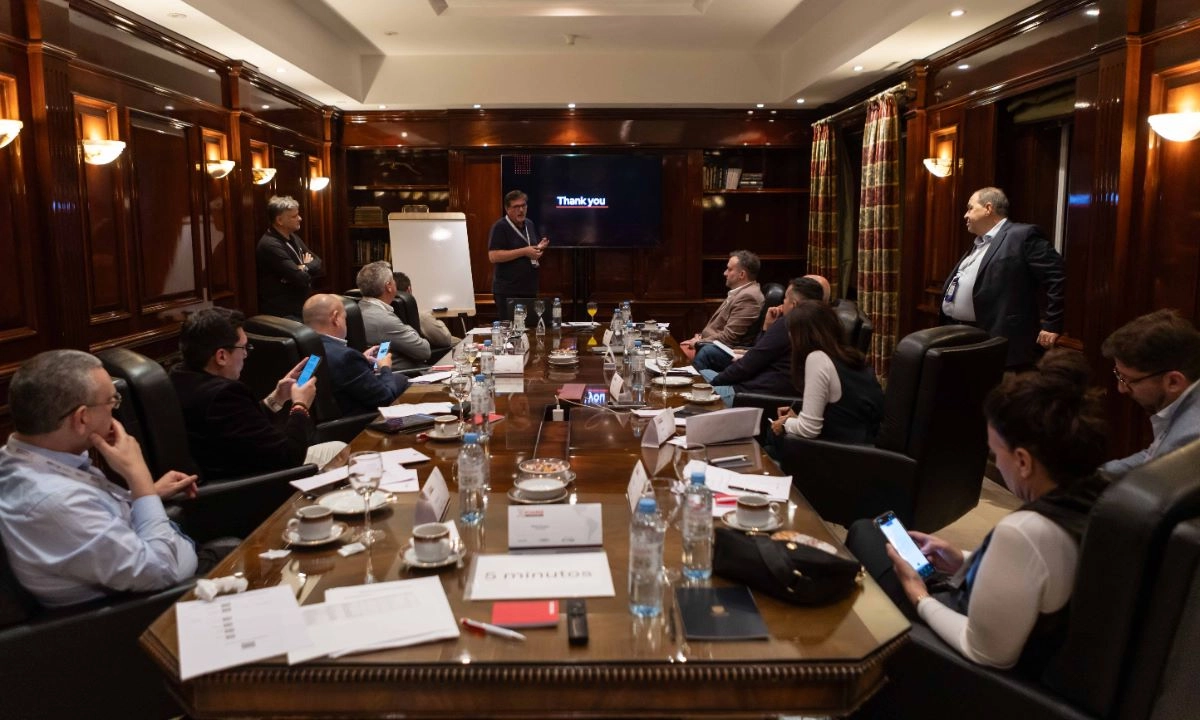 Las sesiones de boardroom permiten a los participantes intercambiar estrategias sobre tendencias y oportunidades del mercado IT en América Latina.