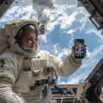 Por primera vez, la NASA permitirá que los astronautas utilicen teléfonos celulares personales durante misiones tripuladas, integrando tecnología de consumo en vuelos espaciales.