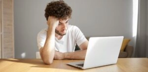 La inteligencia artificial promete aliviar la carga laboral, pero puede estar intensificando el trabajo y el riesgo de agotamiento.