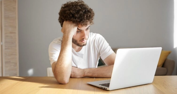 La inteligencia artificial promete aliviar la carga laboral, pero puede estar intensificando el trabajo y el riesgo de agotamiento.