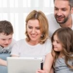 Niños utilizan dispositivos digitales como parte central de su rutina escolar y social.