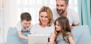 Niños utilizan dispositivos digitales como parte central de su rutina escolar y social.