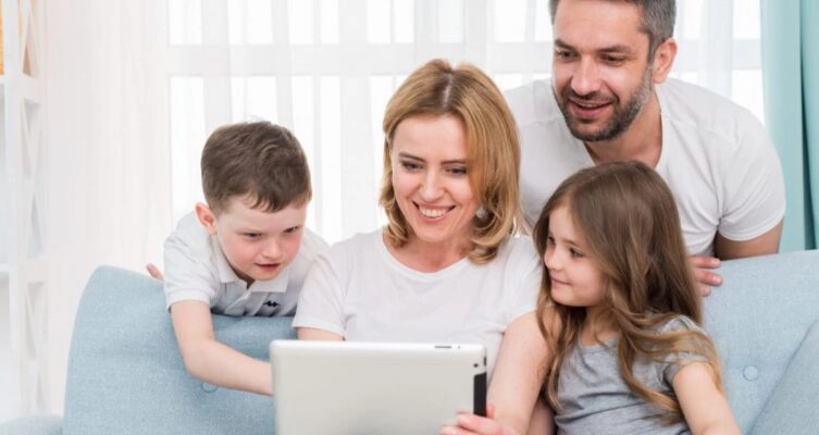 Niños utilizan dispositivos digitales como parte central de su rutina escolar y social.