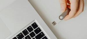 Un estudio de Kaspersky revela que el 56% de los latinoamericanos guarda datos en dispositivos físicos y el 55% en la nube, evidenciando un uso combinado de almacenamiento digital, con mayor adopción en Argentina y México (58%) que en Chile (48%).