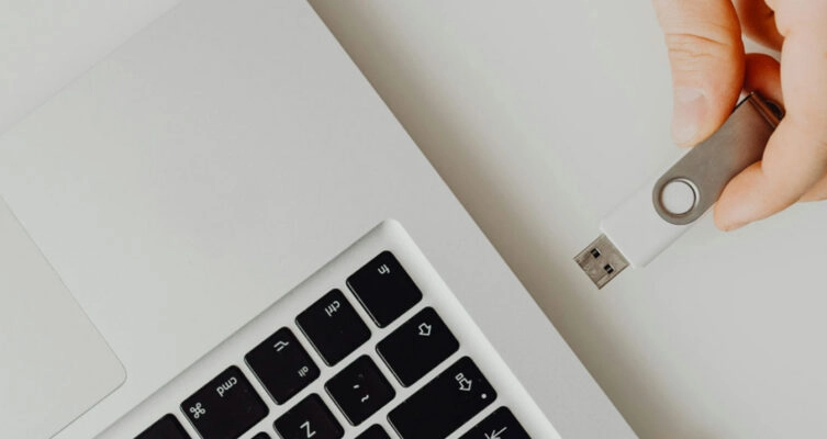 Un estudio de Kaspersky revela que el 56% de los latinoamericanos guarda datos en dispositivos físicos y el 55% en la nube, evidenciando un uso combinado de almacenamiento digital, con mayor adopción en Argentina y México (58%) que en Chile (48%).