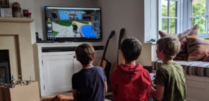 La plataforma incorpora un sistema de IA que reemplaza el filtrado tradicional por una reformulación automática de mensajes ofensivos.