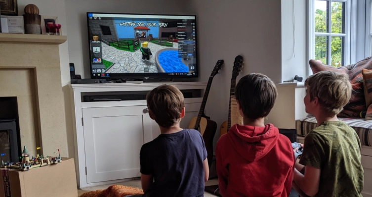 La plataforma incorpora un sistema de IA que reemplaza el filtrado tradicional por una reformulación automática de mensajes ofensivos.